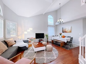 Smart TV, fireplace, table football, books - Cozy Morden Family & Work Retreat 4b3b house with AC (San Jose)