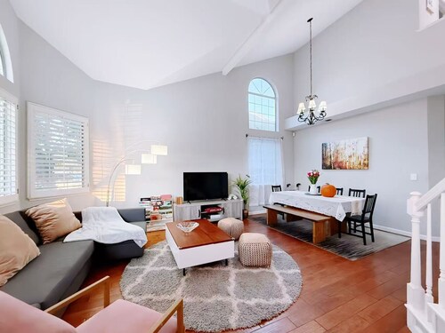 Cozy Morden Family & Work Retreat 4b3b house with AC