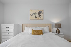 Työpöytä, silitysrauta/-lauta, ilmainen Wi-Fi, vuodevaatteet