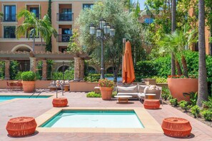 Alberca al aire libre y alberca climatizada