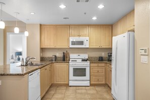 Jääkaappi, mikroaaltouuni, uuni, liesi