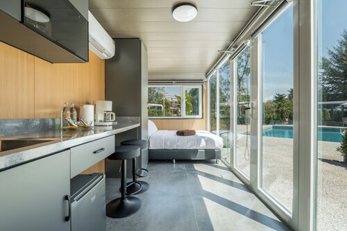 Apple House Lovely 1-bedroom cabin with AC in Tambon Choeng Thale