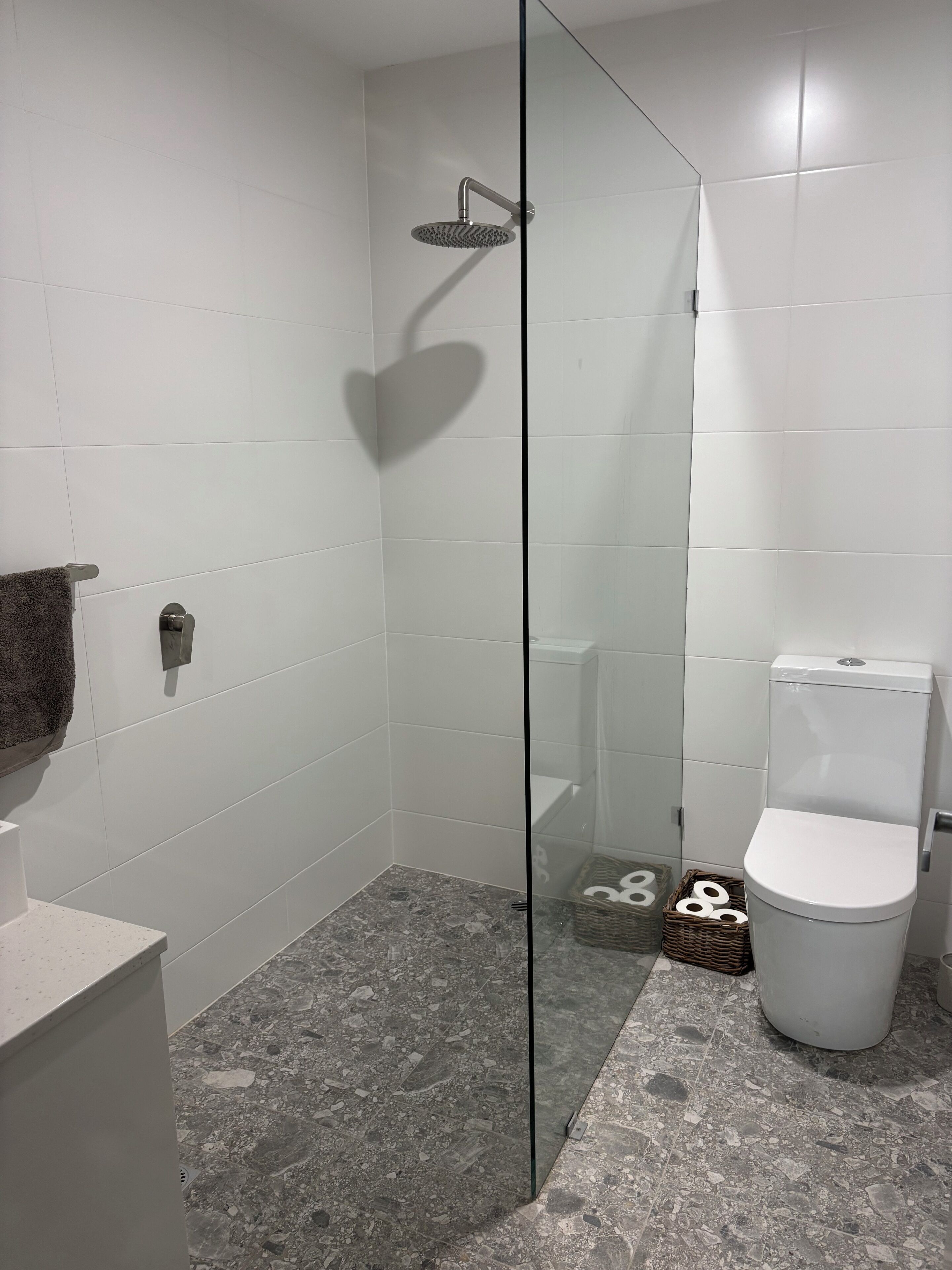 Serviettes fournies, savon, papier toilette