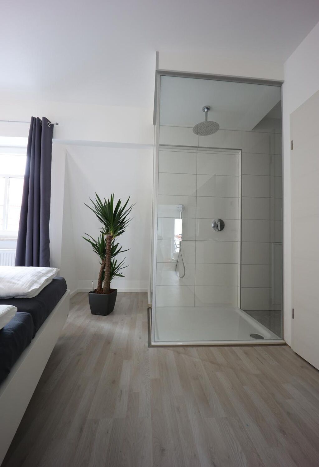 Suihku, hiustenkuivaaja, pyyhkeet, saippua