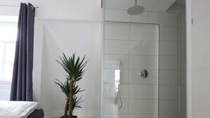 Shower, hair dryer, towels, soap - Vacation apartment "Rhön" (Bad Salzungen)