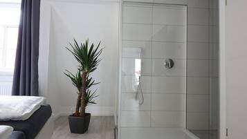 Suihku, hiustenkuivaaja, pyyhkeet, saippua