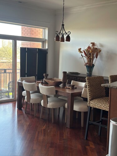 Beautiful condo with elevator right into your unit in North Kenwood Hyde Park.