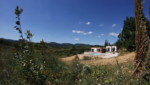 A modern villa with a pool, surrounded by natural landscape and mountains. - Spacious Villa in Vagnas with Pool (Vagnas)