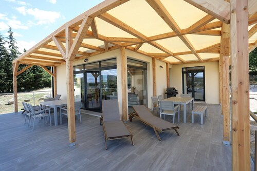 Geräumige Villa in Vagnas mit Pool