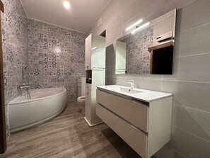 Bathroom - Spacious Bright Apt With Pool Table and Terrace (Sannat)