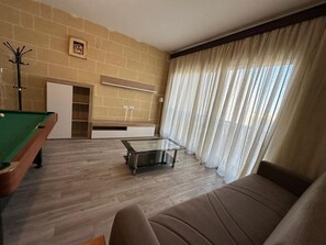 Living area - Spacious Bright Apt With Pool Table and Terrace (Sannat)