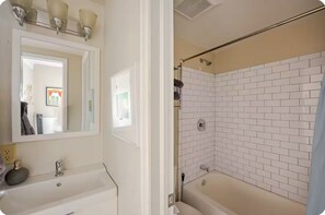 Secadora de cabello, toallas, jabón, papel de baño 