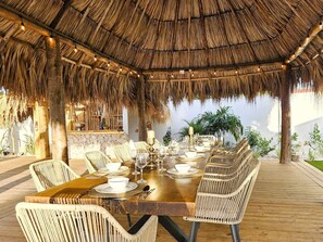 Outdoor dining - Bakval 16H Beach Villa (Noord)