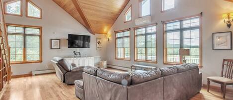 House, 3 Bedrooms, Balcony, Mountain View | Living room