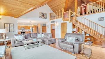 Maison, 3 chambres, balcon, vue sur la montagne | Salle de séjour | Livres