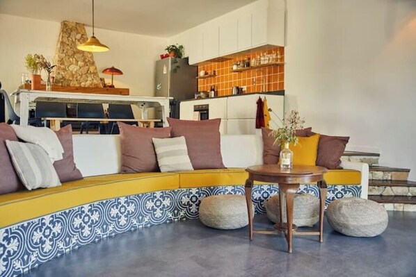 Living area - Bright & Spacious Ensuite Room in Charming Coliving Near Ribeira Beach (Santo Isidoro)