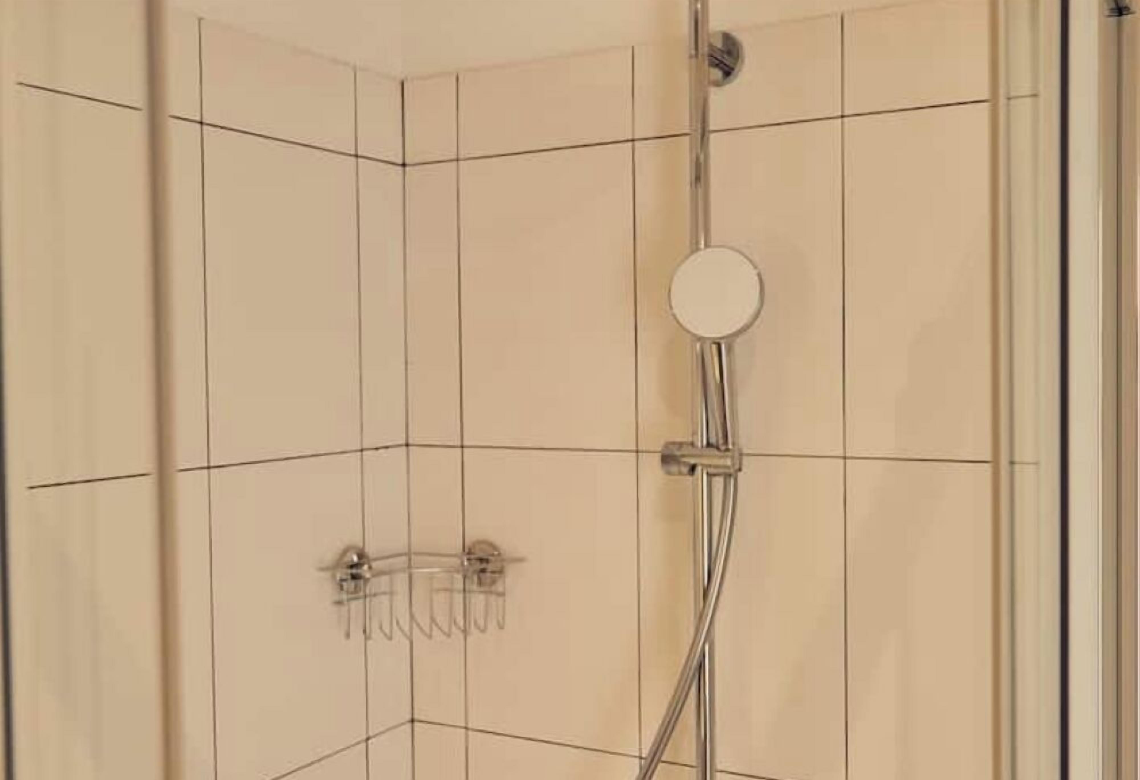 Doccia, asciugamani, sapone, carta igienica