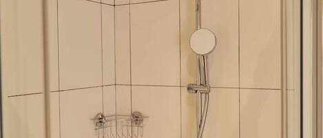 Doccia, asciugamani, sapone, carta igienica