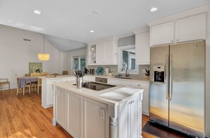 冷蔵庫、電子レンジ、オーブン、コンロ