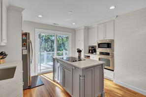 冷蔵庫、電子レンジ、オーブン、コンロ