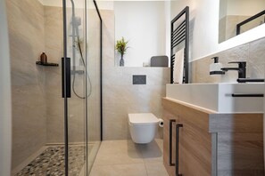 Dusche, Haartrockner, Handtücher, Seife