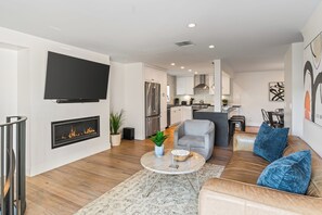 Smart TV, fireplace