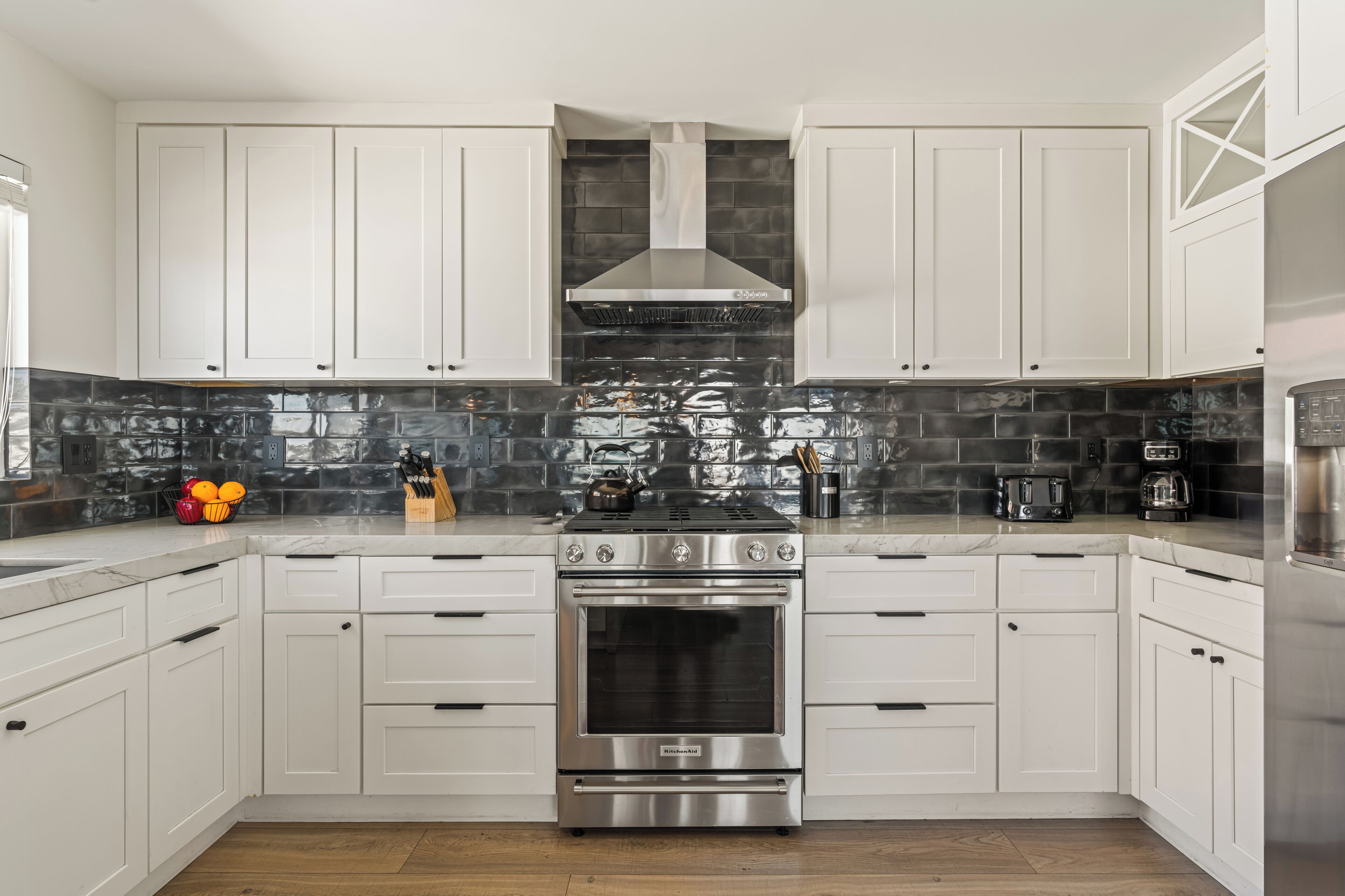 Jääkaappi, mikroaaltouuni, uuni, liesi