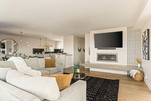 Smart TV, fireplace