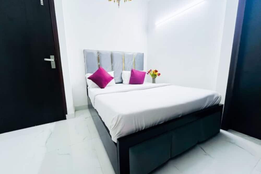Roomshala Hotel Seven