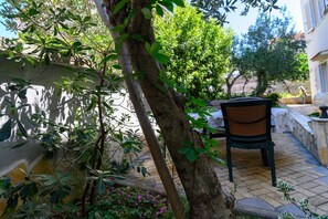 Terrace/patio - Beachfront apartment fully equipped with outdoor garden space, parking included. (Okrug Gornji)