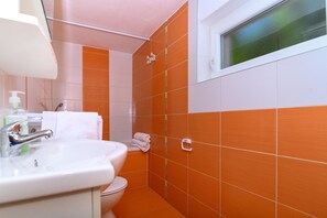 Hair dryer, towels, soap, toilet paper - Beachfront apartment fully equipped with outdoor garden space, parking included. (Okrug Gornji)