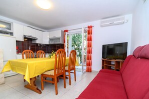 Smart TV - Beachfront apartment fully equipped with outdoor garden space, parking included. (Okrug Gornji)
