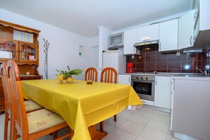 Private kitchen - Beachfront apartment fully equipped with outdoor garden space, parking included. (Okrug Gornji)