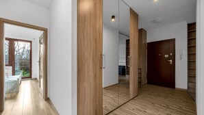 Ein modernes Interieur mit Holzboden, Schiebetürenschrank und Balkonblick.
