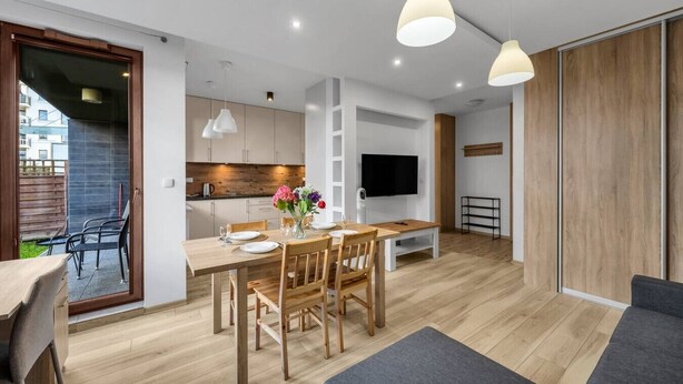 Eine moderne Wohnung mit Essbereich, Küche und Wohnraum.