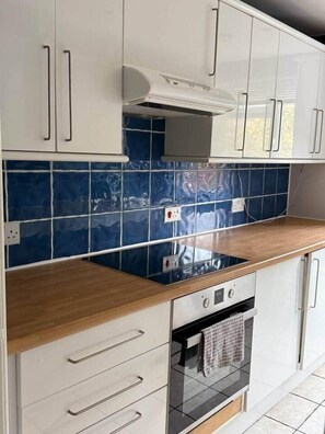 Réfrigérateur, micro-ondes, plaque de cuisson