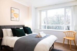 Iron/ironing board, WiFi, bed sheets - Scarlett | 2 Bedroom Apartment (London)