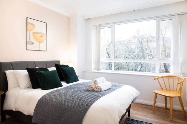 Iron/ironing board, WiFi, bed sheets - Scarlett | 2 Bedroom Apartment (London)
