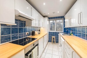 Fridge, microwave, stovetop, cookware/dishes/utensils - Scarlett | 2 Bedroom Apartment (London)