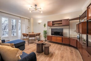 TV - Scarlett | 2 Bedroom Apartment (London)