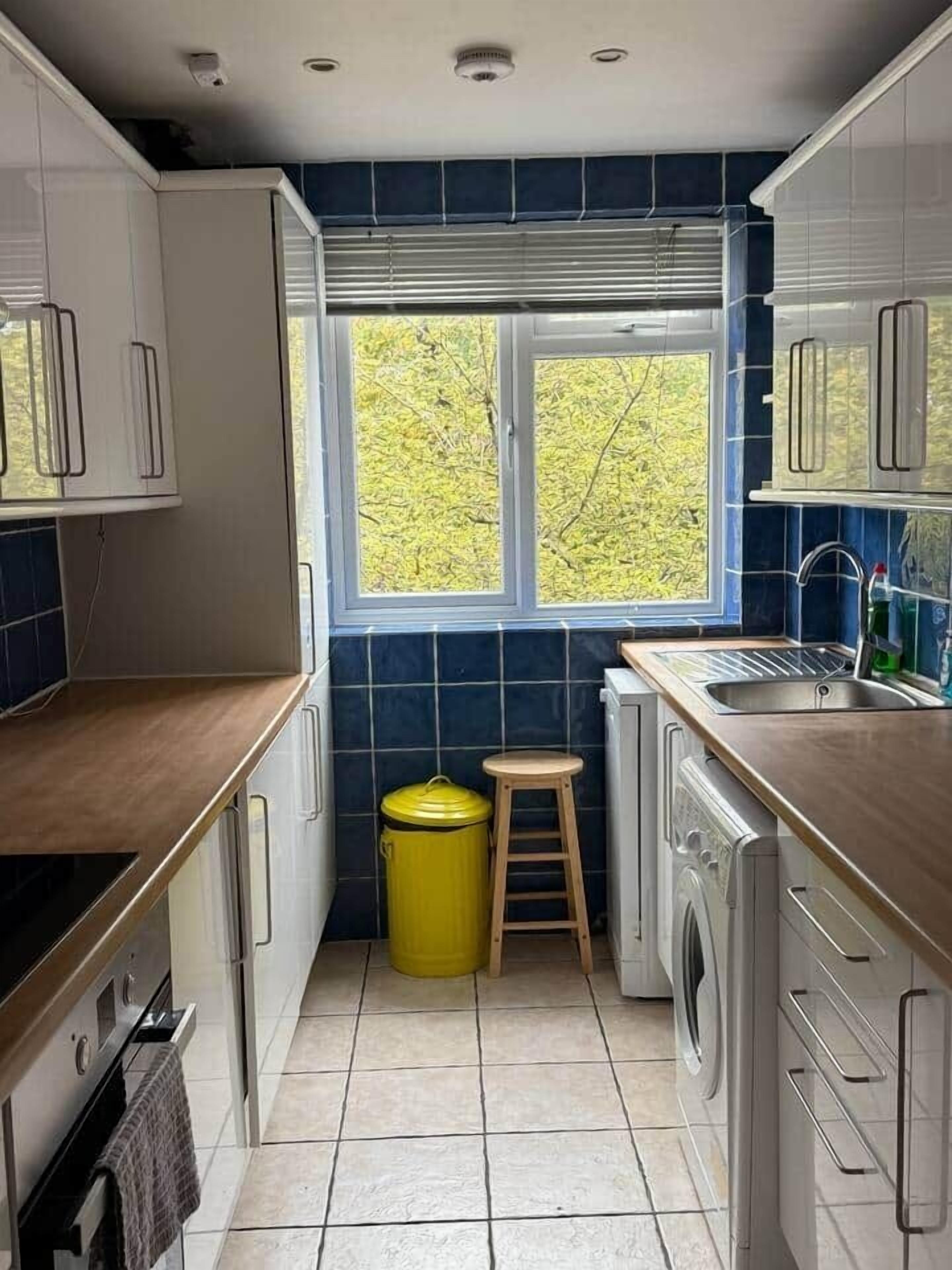 Køleskab, mikrobølgeovn, kogeplade, køkkentøj/tallerkener/redskaber