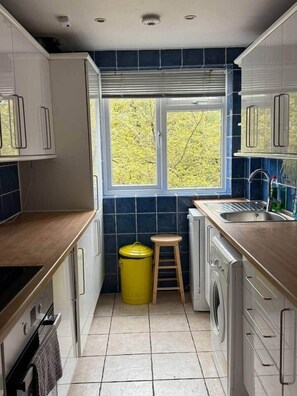 Réfrigérateur, micro-ondes, plaque de cuisson