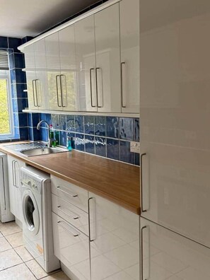 Refrigerador, microondas, parrilla de estufa y utensilios de cocina