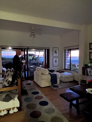 TV - Charming 2-bedroom townhome in welcoming Brenton-on-Sea (Brenton-on-Sea)