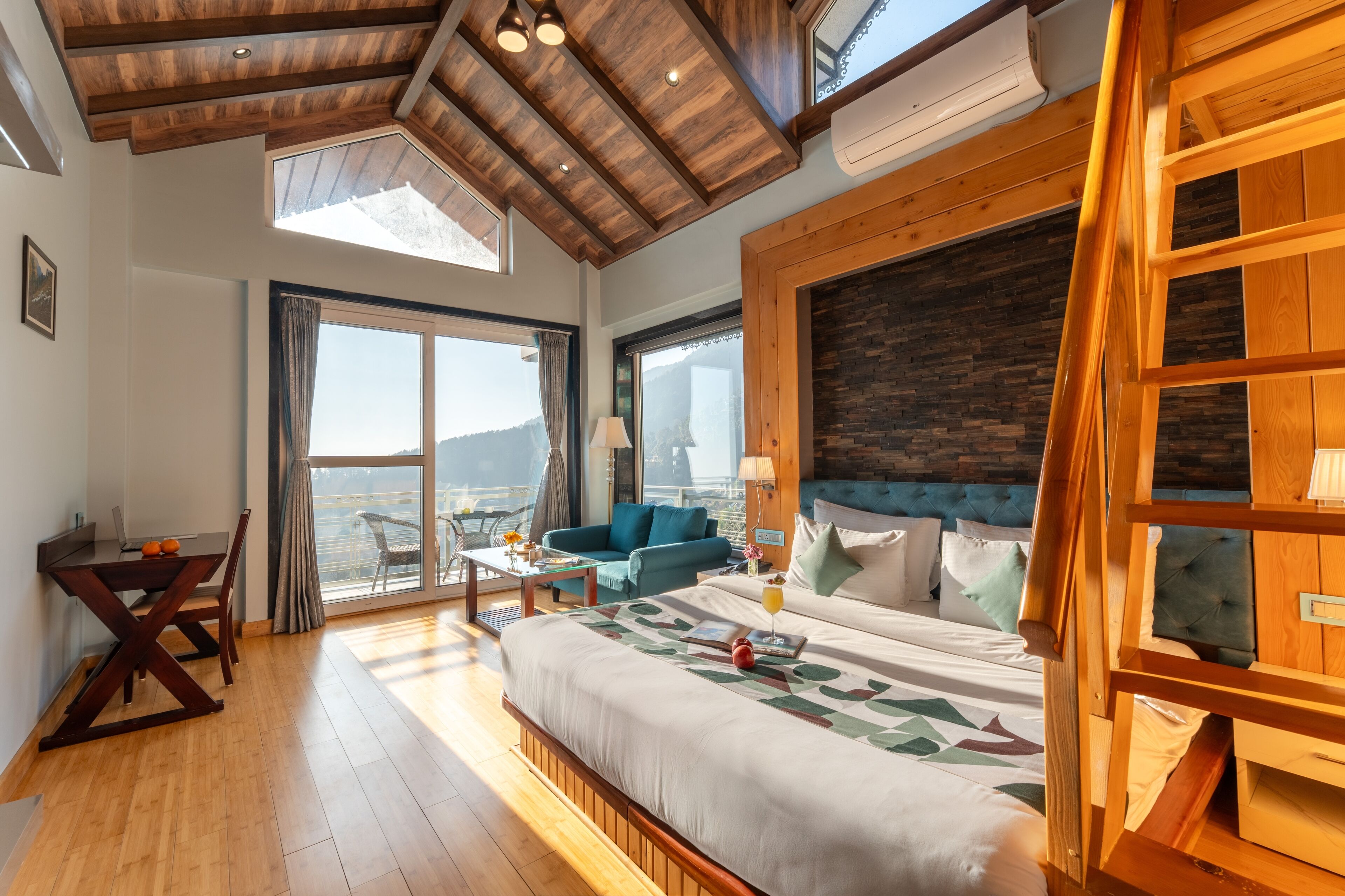 King Quad Attic with Balcony and Jacuzzi | Minibar, iron/ironing board, free WiFi