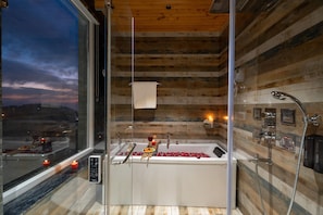 Habitación doble superior, 1 cama de matrimonio grande | Bañera de hidromasaje