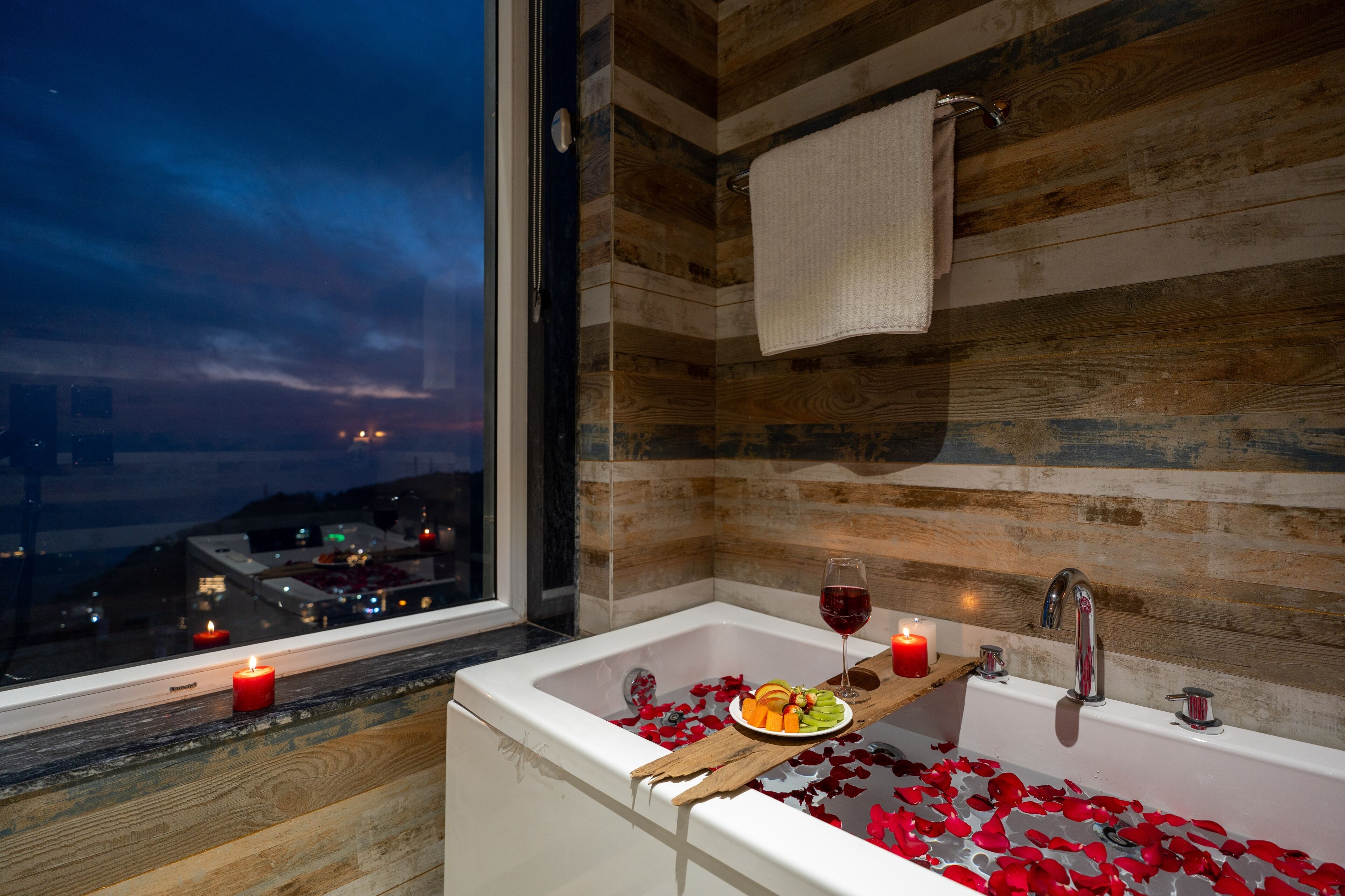 Superior Room with Balcony and Jacuzzi | Jetted bathtub