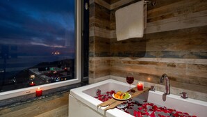 A bathtub with rose petals, candles, and fruit. - Moustache Select Mcleodganj (Dharamshala)