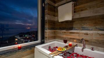 Superior Room with Balcony and Jacuzzi | Jetted bathtub