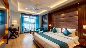 Deluxe Room with Balcony and Jacuzzi | Minibar, iron/ironing board, free WiFi